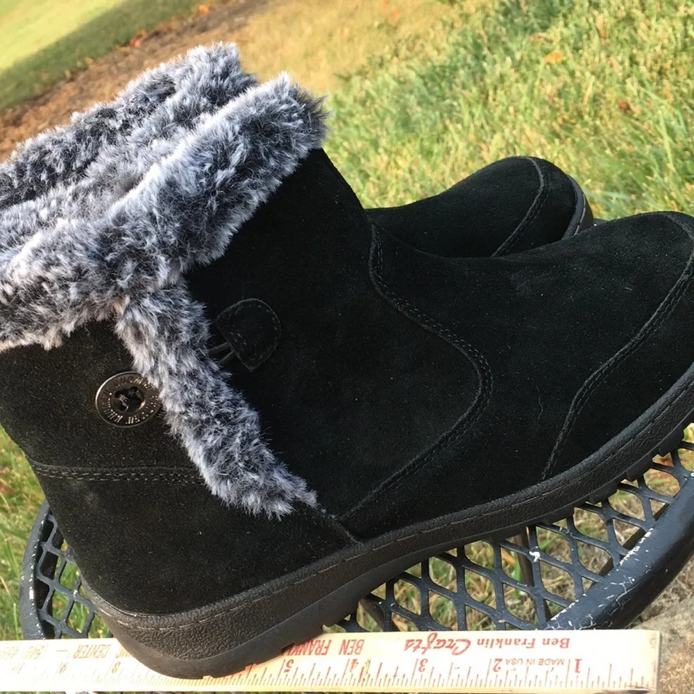Khombu boot womens short black suede boot size 9.
